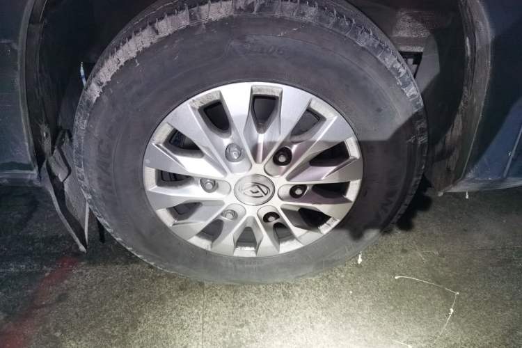 Used SAIC MAXUS Xintu V90 2020 2.0T AMT Yunjie Edition Front-Wheel Drive Rear Single Tire Short Wheelbase High Roof 6-Seater Right Front Wheel Hub