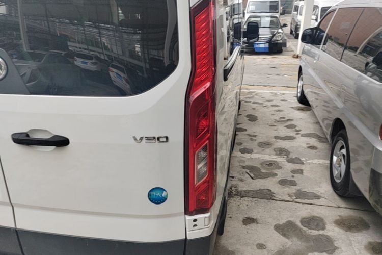 Used SAIC MAXUS Xintu V90 2020 2.0T Manual Yunjie Version Front-Wheel Drive with Single Rear Tire Short Wheelbase Mid-Height Design 6-Seater Right Rear Taillight