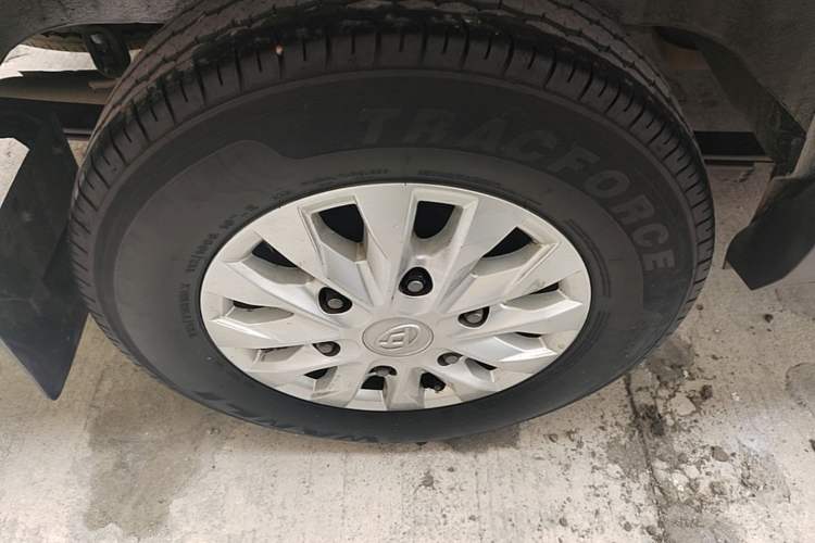 Used SAIC MAXUS Xintu V90 2020 2.0T Manual Yunjie Version Front-Wheel Drive with Single Rear Tire Short Wheelbase Mid-Height Design 6-Seater Right Rear Wheel Hub