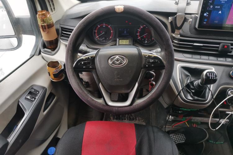 Used SAIC MAXUS Xintu V90 2020 2.0T Manual Yunjie Version Front-Wheel Drive with Single Rear Tire Short Wheelbase Mid-Height Design 6-Seater Steering Wheel