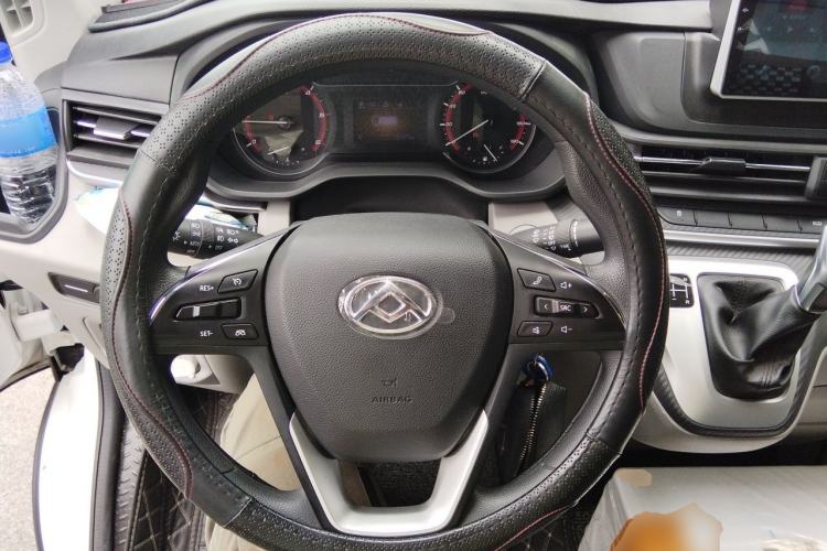 Used SAIC MAXUS Xintu V90 2020 2.0T AMT Yunjie Edition Front-Wheel Drive Rear Single Tire Short Wheelbase High Roof 6-Seater Steering Wheel
