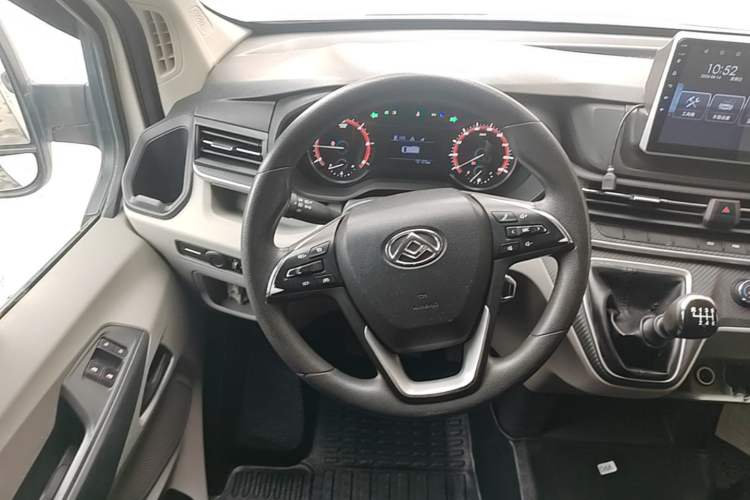 Used SAIC MAXUS Xintu V90 2020 2.0T Manual Yunjie Version Front-Wheel Drive with Single Rear Tire Short Wheelbase Mid-Height Design 6-Seater Steering Wheel