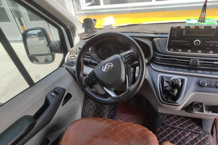 Used SAIC MAXUS Xintu V90 2020 2.0T Manual Yunjie Version Front-Wheel Drive with Single Rear Tire Short Wheelbase Mid-Height Design 6-Seater Steering Wheel