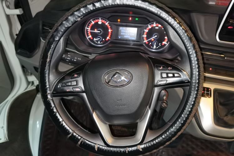 Used SAIC MAXUS Xintu V90 2020 2.0T AMT Yunjie Edition Front-Wheel Drive Rear Single Tire Short Wheelbase High Roof 6-Seater Steering Wheel