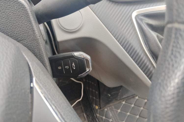 Used SAIC MAXUS Xintu V90 2020 2.0T Manual Yunjie Version Front-Wheel Drive with Single Rear Tire Short Wheelbase Mid-Height Design 6-Seater Vehicle Key