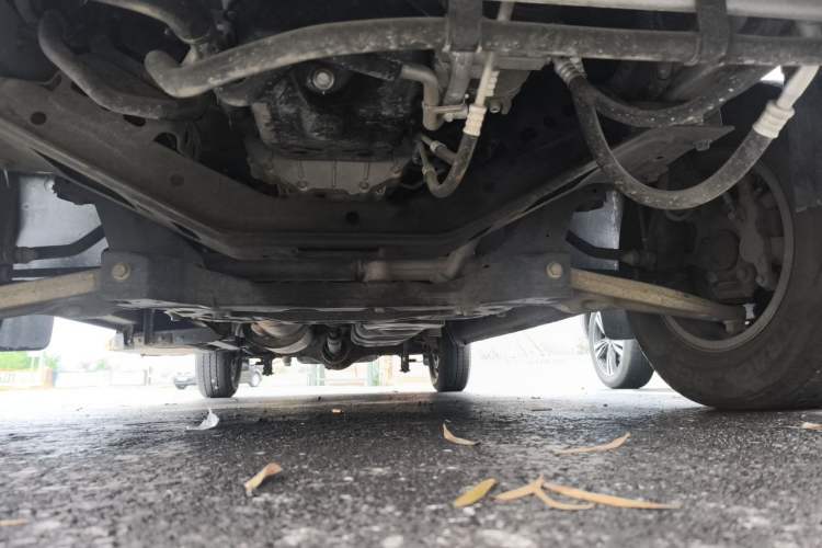 Used SAIC MAXUS Xintu V90 2021 2.0T Automatic Zhiyun King Rear-Drive Single-Tire Long Wheelbase High-Roof 7-Seater Chassis Front
