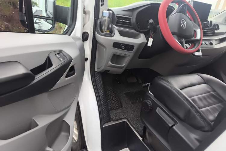 Used SAIC MAXUS Xintu V90 2021 2.0T Automatic Zhiyun King Rear-Drive Single-Tire Long Wheelbase High-Roof 7-Seater Driver Seat