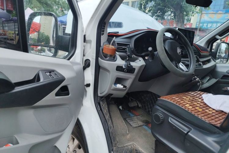 Used SAIC MAXUS Xintu V90 2021 2.0T Automatic Zhiyun King Rear-Drive Single-Tire Long Wheelbase High-Roof 7-Seater Driver Seat