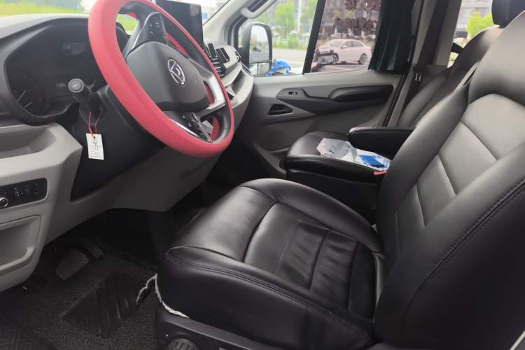 Used SAIC MAXUS Xintu V90 2021 2.0T Automatic Zhiyun King Rear-Drive Single-Tire Long Wheelbase High-Roof 7-Seater Left Front Seat