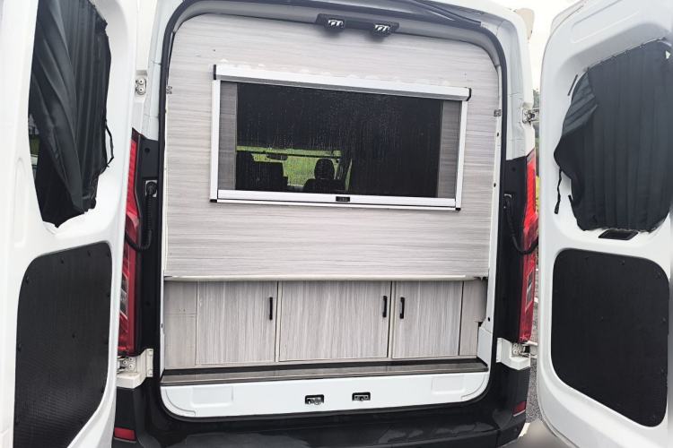 Used SAIC MAXUS Xintu V90 2021 2.0T Automatic Zhiyun King Rear-Drive Single-Tire Long Wheelbase High-Roof 7-Seater Trunk
