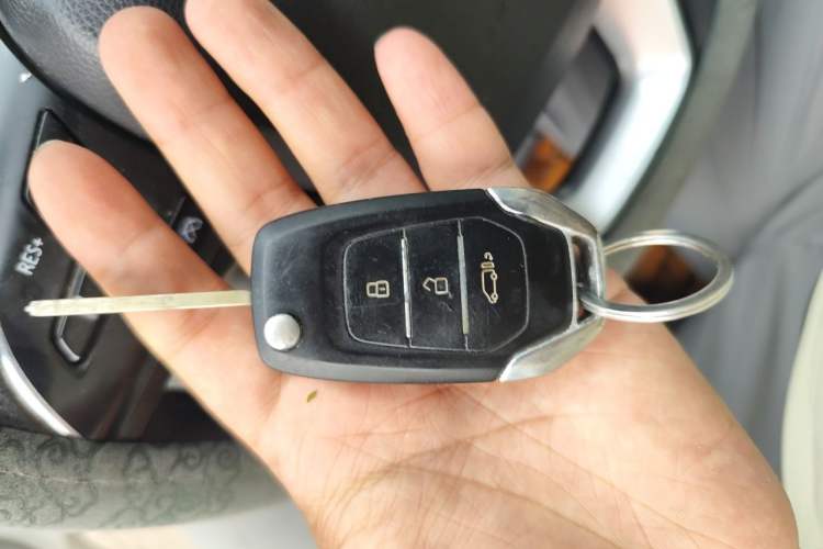 Used SAIC MAXUS Xintu V90 2021 2.0T Automatic Zhiyun King Rear-Drive Single-Tire Long Wheelbase High-Roof 7-Seater Vehicle Key