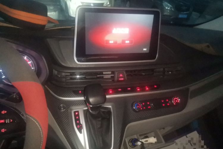 Used SAIC MAXUS Xintu V90 2022 2.0T Automatic Zhiyun King Rear-Drive Extended Wheelbase High-Roof Design with Single Rear Tire—6/7 Seater Audio And AC Panel