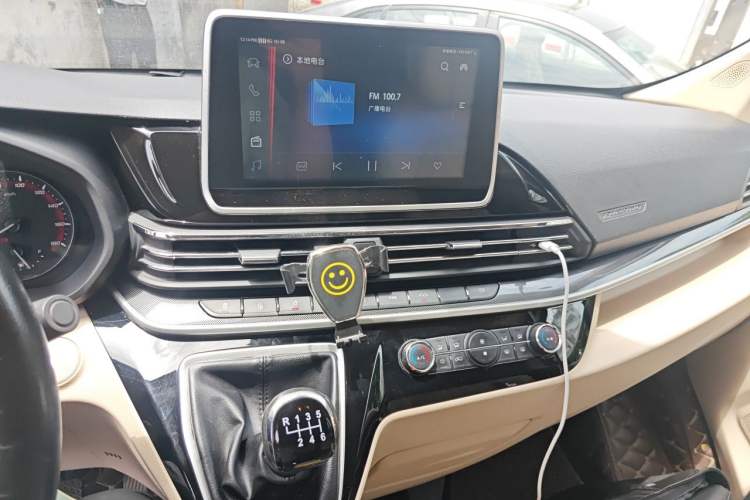 Used SAIC MAXUS Xintu V90 2022 2.0T Manual ZhiDa Commercial Version Rear-Drive Extended Wheelbase High-Roof Design with Dual Rear Tires 9-Seater Audio And AC Panel