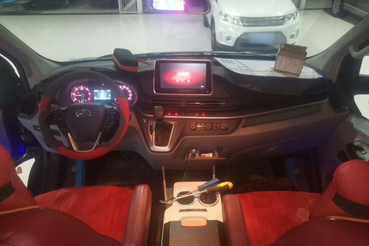 Used SAIC MAXUS Xintu V90 2022 2.0T Automatic Zhiyun King Rear-Drive Extended Wheelbase High-Roof Design with Single Rear Tire—6/7 Seater Center Console