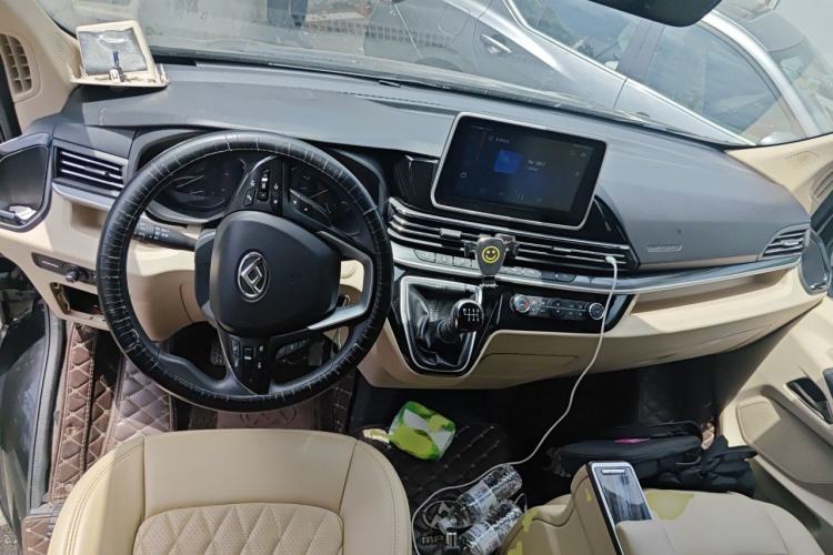 Used SAIC MAXUS Xintu V90 2022 2.0T Manual ZhiDa Commercial Version Rear-Drive Extended Wheelbase High-Roof Design with Dual Rear Tires 9-Seater Center Console