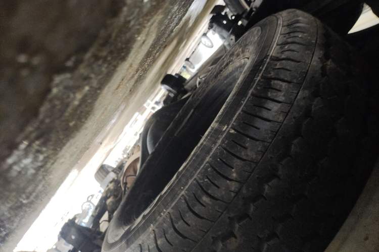 Used SAIC MAXUS Xintu V90 2022 2.0T Automatic Zhiyun King Rear-Drive Long Wheelbase High-Roof Design with Single Rear Tire—6/7 Seater Chassis Rear