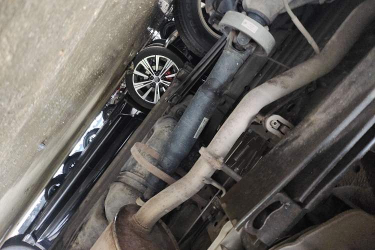 Used SAIC MAXUS Xintu V90 2022 2.0T Automatic Zhiyun King Rear-Drive Long Wheelbase High-Roof Design with Single Rear Tire—6/7 Seater Chassis Rear Right