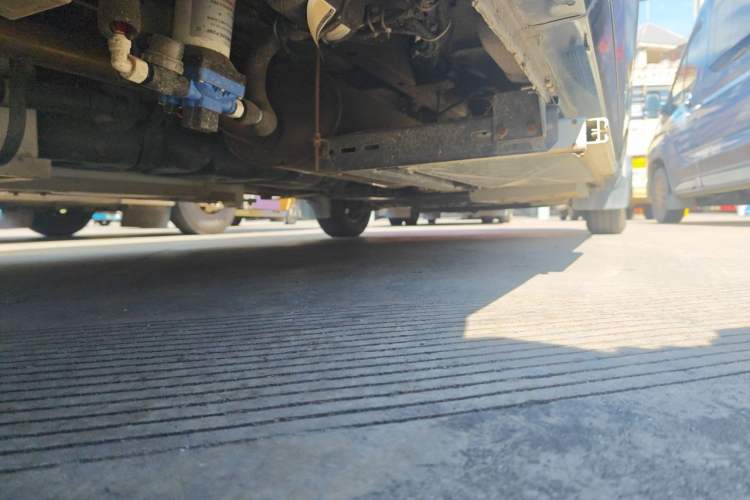 Used SAIC MAXUS Xintu V90 2022 2.0T Automatic VAN Rear-Drive Extended Wheelbase Ultra-High Roof with Dual Rear Tires 3-Seater Chassis Rear Right
