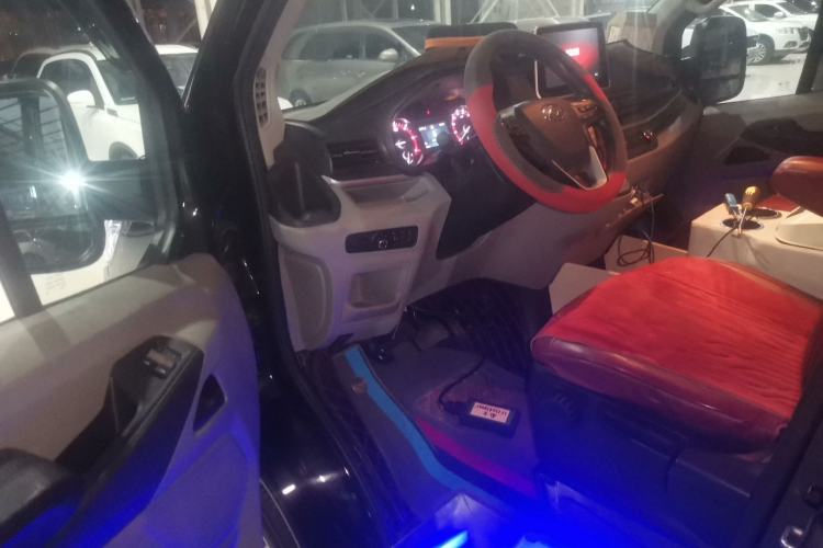 Used SAIC MAXUS Xintu V90 2022 2.0T Automatic Zhiyun King Rear-Drive Extended Wheelbase High-Roof Design with Single Rear Tire—6/7 Seater Driver Seat