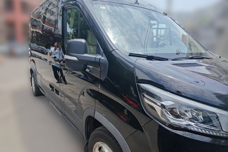 Used SAIC MAXUS Xintu V90 2022 2.0T Manual ZhiDa Commercial Version Rear-Drive Extended Wheelbase High-Roof Design with Dual Rear Tires 9-Seater Front Right 45 Deg
