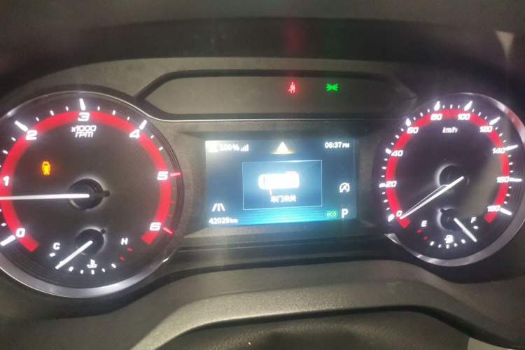 Used SAIC MAXUS Xintu V90 2022 2.0T Automatic Zhiyun King Rear-Drive Extended Wheelbase High-Roof Design with Single Rear Tire—6/7 Seater Instrument Cluster