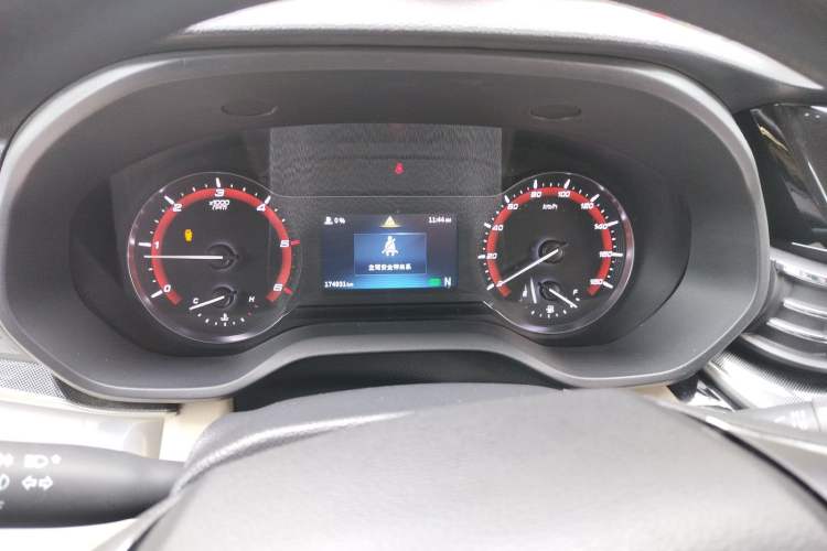 Used SAIC MAXUS Xintu V90 2022 2.0T Automatic ZhiDa Rear-Drive Long Wheelbase High-Roof Design with Single Rear Tire 9-Seater Instrument Cluster