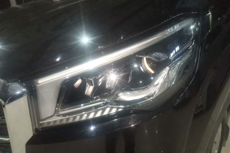 Used SAIC MAXUS Xintu V90 2022 2.0T Automatic Zhiyun King Rear-Drive Extended Wheelbase High-Roof Design with Single Rear Tire—6/7 Seater Left Front Headlight