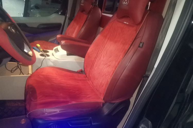 Used SAIC MAXUS Xintu V90 2022 2.0T Automatic Zhiyun King Rear-Drive Extended Wheelbase High-Roof Design with Single Rear Tire—6/7 Seater Left Front Seat