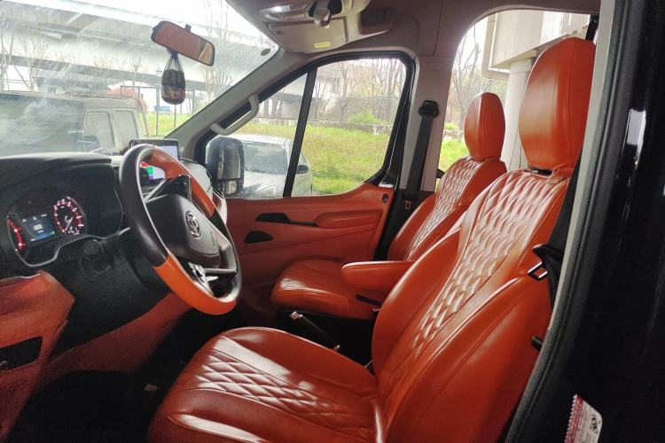 Used SAIC MAXUS Xintu V90 2022 2.0T Automatic Zhiyun King Rear-Drive Long Wheelbase High-Roof Design with Single Rear Tire—6/7 Seater Left Front Seat