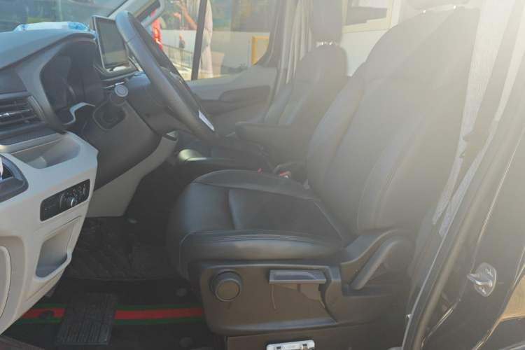 Used SAIC MAXUS Xintu V90 2022 2.0T Automatic VAN Rear-Drive Extended Wheelbase Ultra-High Roof with Dual Rear Tires 3-Seater Left Front Seat