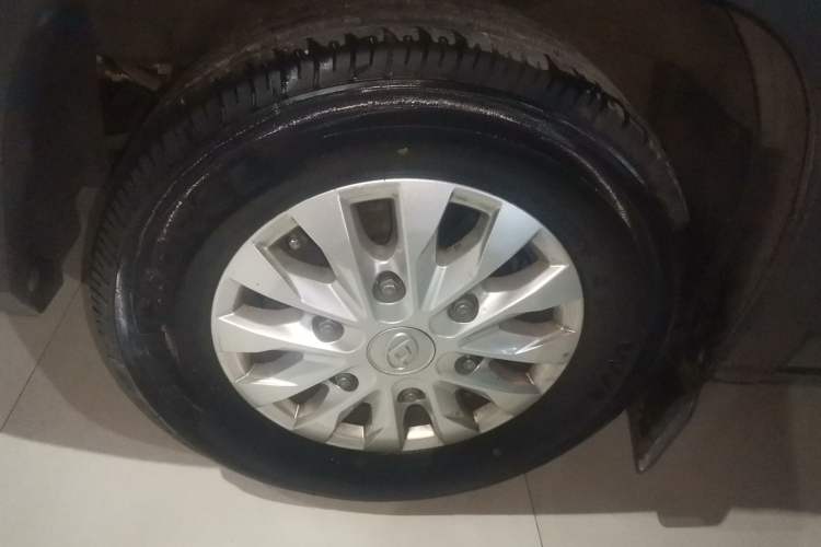 Used SAIC MAXUS Xintu V90 2022 2.0T Automatic Zhiyun King Rear-Drive Extended Wheelbase High-Roof Design with Single Rear Tire—6/7 Seater Left Front Wheel Hub