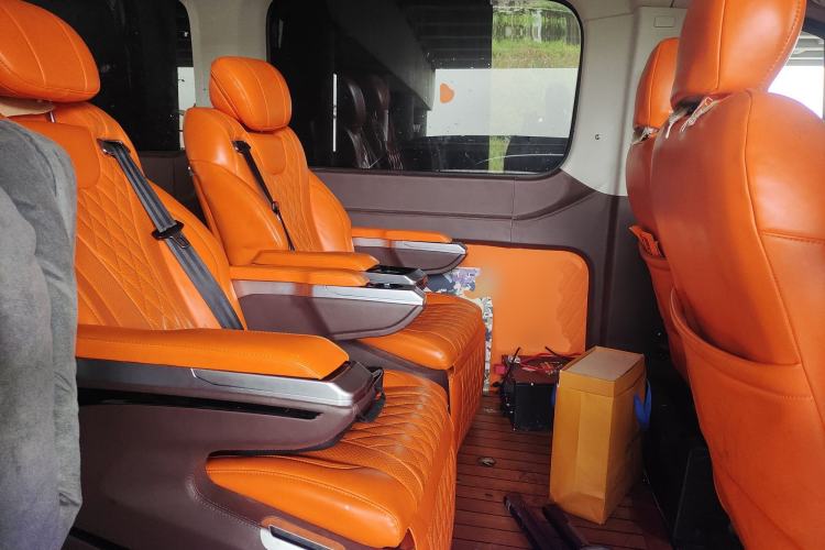 Used SAIC MAXUS Xintu V90 2022 2.0T Automatic Zhiyun King Rear-Drive Long Wheelbase High-Roof Design with Single Rear Tire—6/7 Seater Left Rear Seat