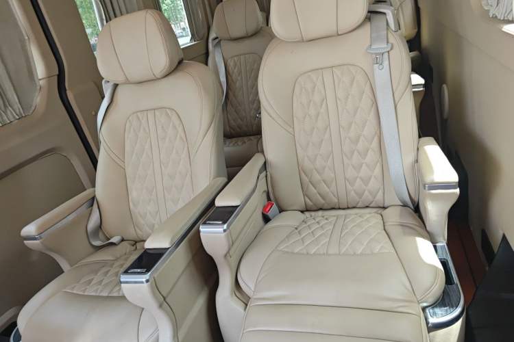 Used SAIC MAXUS Xintu V90 2022 2.0T Manual ZhiDa Commercial Version Rear-Drive Extended Wheelbase High-Roof Design with Dual Rear Tires 9-Seater Left Rear Seat