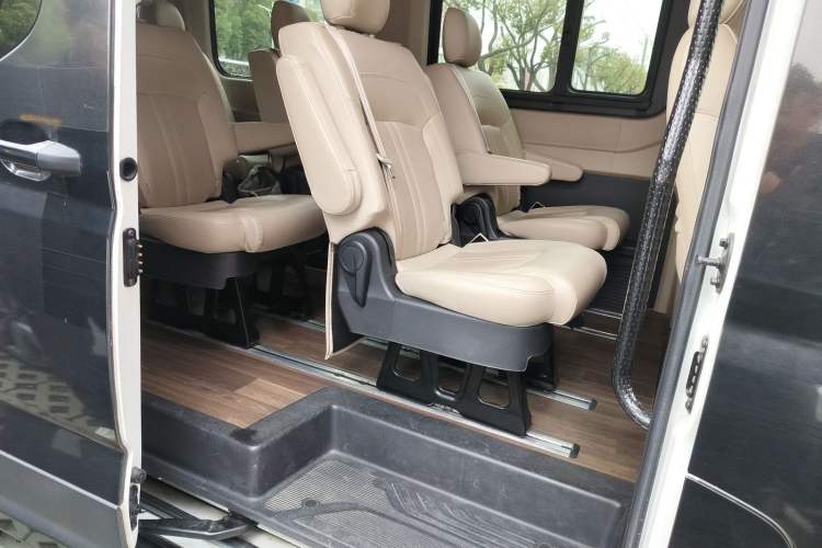 Used SAIC MAXUS Xintu V90 2022 2.0T Automatic ZhiDa Rear-Drive Long Wheelbase High-Roof Design with Single Rear Tire 9-Seater Left Rear Seat