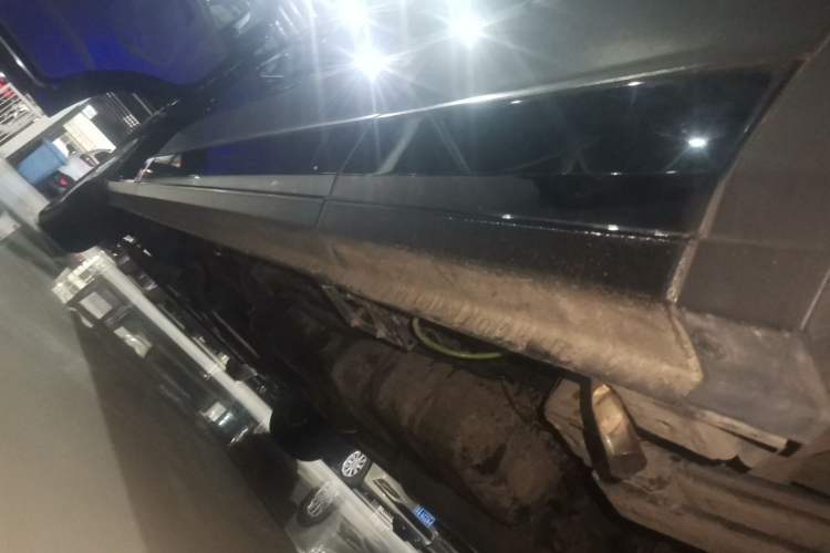 Used SAIC MAXUS Xintu V90 2022 2.0T Automatic Zhiyun King Rear-Drive Extended Wheelbase High-Roof Design with Single Rear Tire—6/7 Seater Left Side Sill