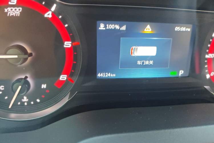 Used SAIC MAXUS Xintu V90 2022 2.0T Automatic VAN Rear-Drive Extended Wheelbase Ultra-High Roof with Dual Rear Tires 3-Seater Odometer Close Up