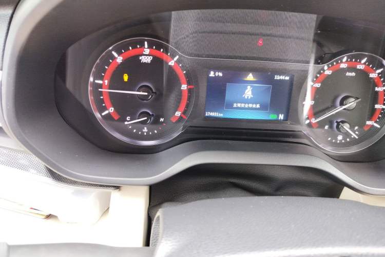 Used SAIC MAXUS Xintu V90 2022 2.0T Automatic ZhiDa Rear-Drive Long Wheelbase High-Roof Design with Single Rear Tire 9-Seater Odometer Close Up