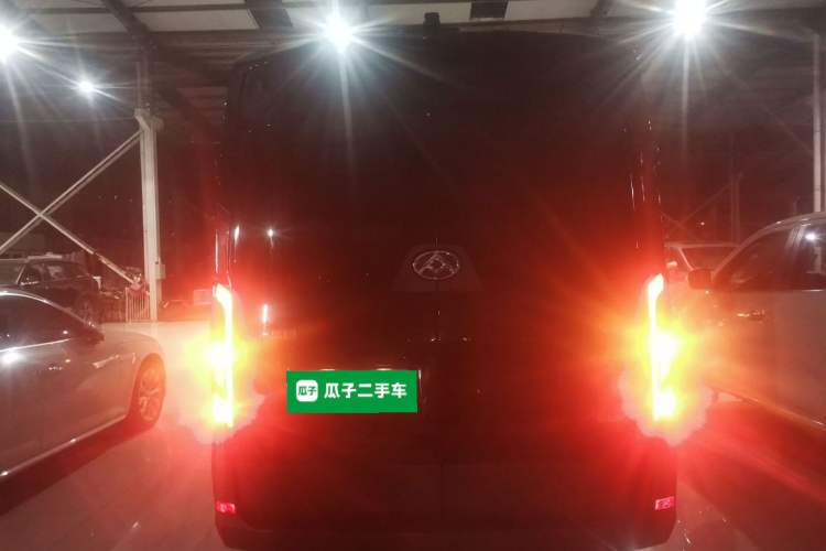 Used SAIC MAXUS Xintu V90 2022 2.0T Automatic Zhiyun King Rear-Drive Extended Wheelbase High-Roof Design with Single Rear Tire—6/7 Seater Rear