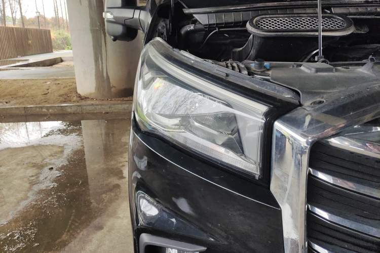 Used SAIC MAXUS Xintu V90 2022 2.0T Automatic Zhiyun King Rear-Drive Long Wheelbase High-Roof Design with Single Rear Tire—6/7 Seater Right Front Headlight