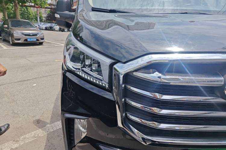 Used SAIC MAXUS Xintu V90 2022 2.0T Manual ZhiDa Commercial Version Rear-Drive Extended Wheelbase High-Roof Design with Dual Rear Tires 9-Seater Right Front Headlight