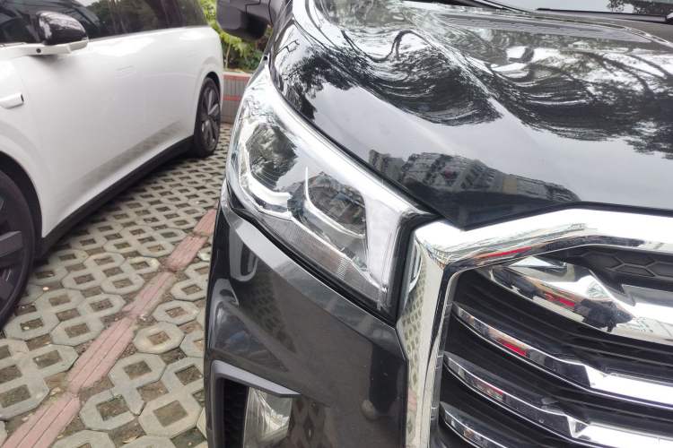 Used SAIC MAXUS Xintu V90 2022 2.0T Automatic ZhiDa Rear-Drive Long Wheelbase High-Roof Design with Single Rear Tire 9-Seater Right Front Headlight