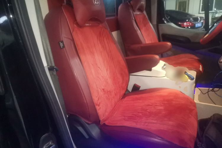 Used SAIC MAXUS Xintu V90 2022 2.0T Automatic Zhiyun King Rear-Drive Extended Wheelbase High-Roof Design with Single Rear Tire—6/7 Seater Right Front Seat