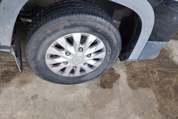 Used SAIC MAXUS Xintu V90 2022 2.0T Automatic Zhiyun King Rear-Drive Long Wheelbase High-Roof Design with Single Rear Tire—6/7 Seater Right Front Wheel Hub