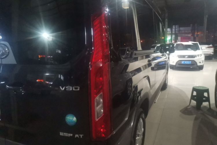 Used SAIC MAXUS Xintu V90 2022 2.0T Automatic Zhiyun King Rear-Drive Extended Wheelbase High-Roof Design with Single Rear Tire—6/7 Seater Right Rear Taillight