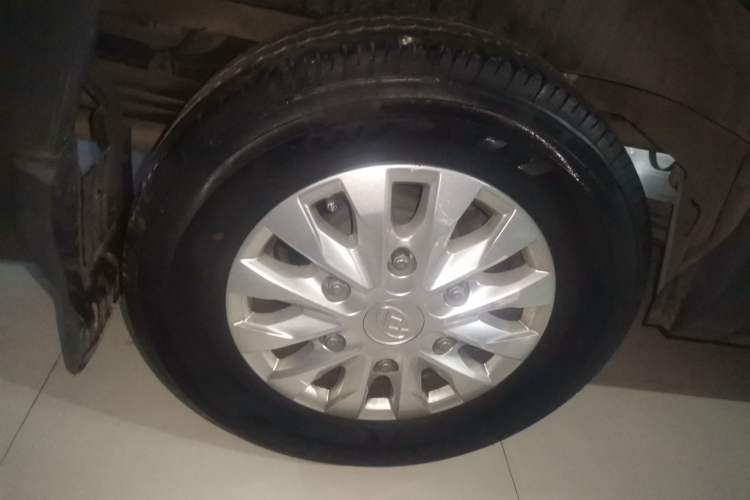 Used SAIC MAXUS Xintu V90 2022 2.0T Automatic Zhiyun King Rear-Drive Extended Wheelbase High-Roof Design with Single Rear Tire—6/7 Seater Right Rear Wheel Hub