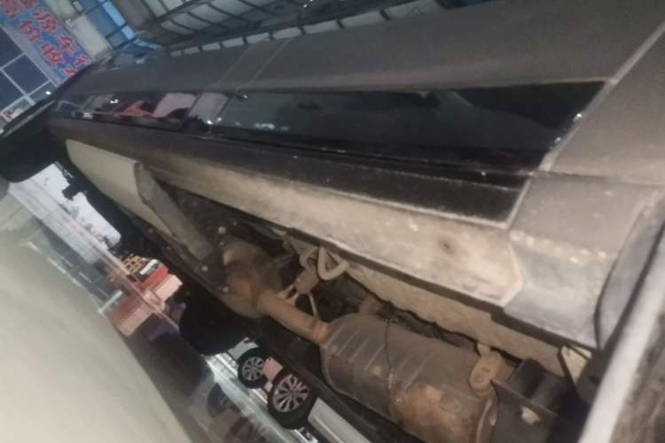 Used SAIC MAXUS Xintu V90 2022 2.0T Automatic Zhiyun King Rear-Drive Extended Wheelbase High-Roof Design with Single Rear Tire—6/7 Seater Right Side Sill