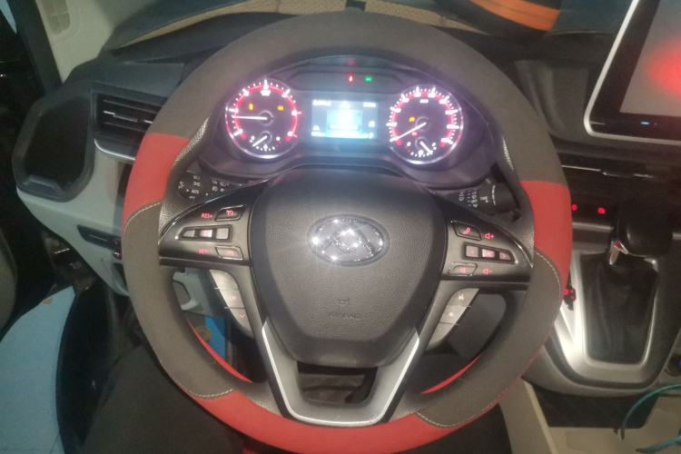 Used SAIC MAXUS Xintu V90 2022 2.0T Automatic Zhiyun King Rear-Drive Extended Wheelbase High-Roof Design with Single Rear Tire—6/7 Seater Steering Wheel