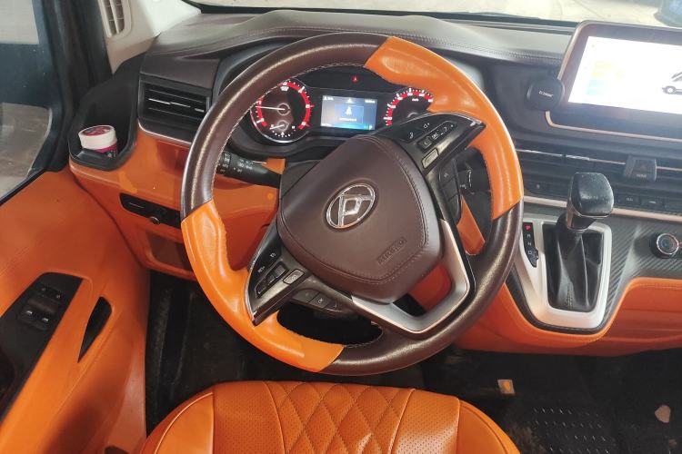 Used SAIC MAXUS Xintu V90 2022 2.0T Automatic Zhiyun King Rear-Drive Long Wheelbase High-Roof Design with Single Rear Tire—6/7 Seater Steering Wheel