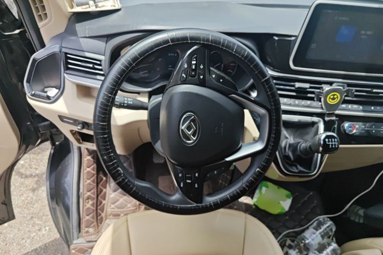 Used SAIC MAXUS Xintu V90 2022 2.0T Manual ZhiDa Commercial Version Rear-Drive Extended Wheelbase High-Roof Design with Dual Rear Tires 9-Seater Steering Wheel