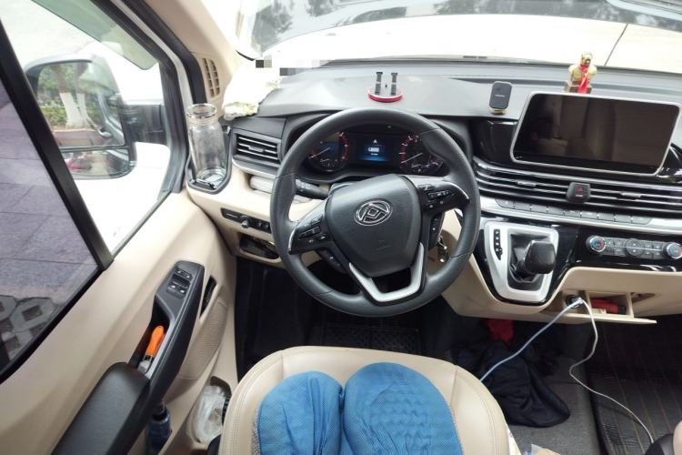Used SAIC MAXUS Xintu V90 2022 2.0T Automatic ZhiDa Rear-Drive Long Wheelbase High-Roof Design with Single Rear Tire 9-Seater Steering Wheel